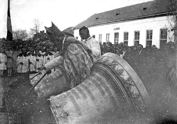 Harangszentelés, 1929. május 3., harangok a földön, háttérben az iskola.