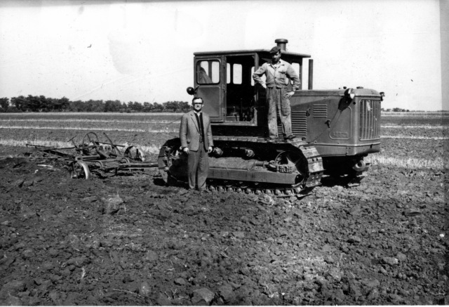 Id. Klemm István lánctalpas traktorral és kezelőjével, 1958 körül