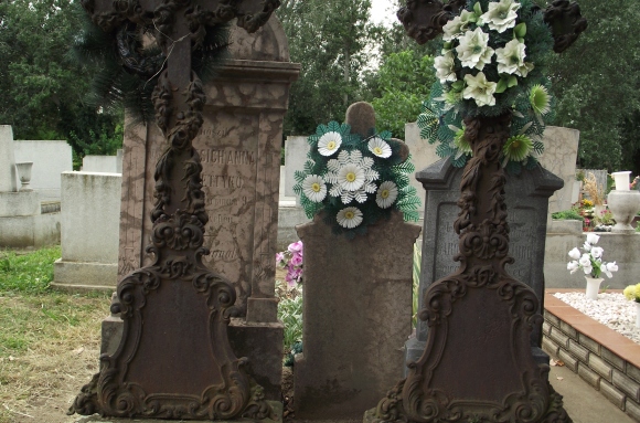 A báró Tomassich család síremléke az eleki katolikus temetőben